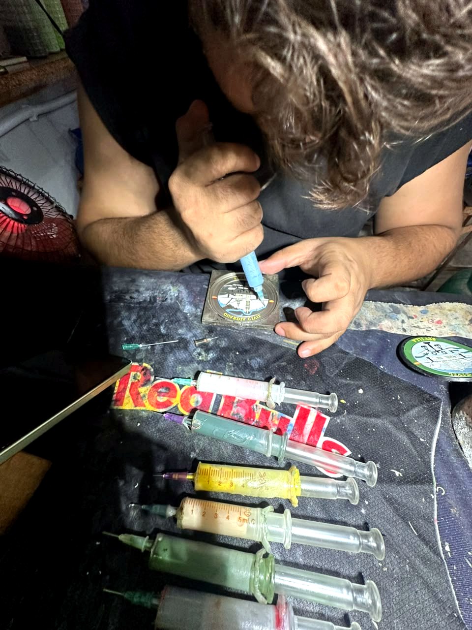 Fine detailing a patch with a colour applicator